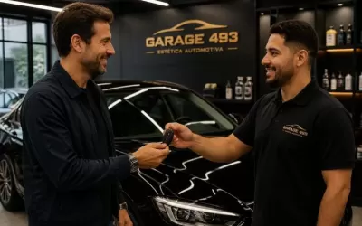 Cliente apresentando documento de seguro na recepção da Garage 493 para obter desconto